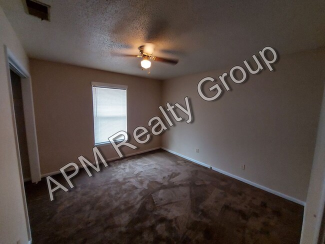 Building Photo - Upstairs two-bedroom apartment