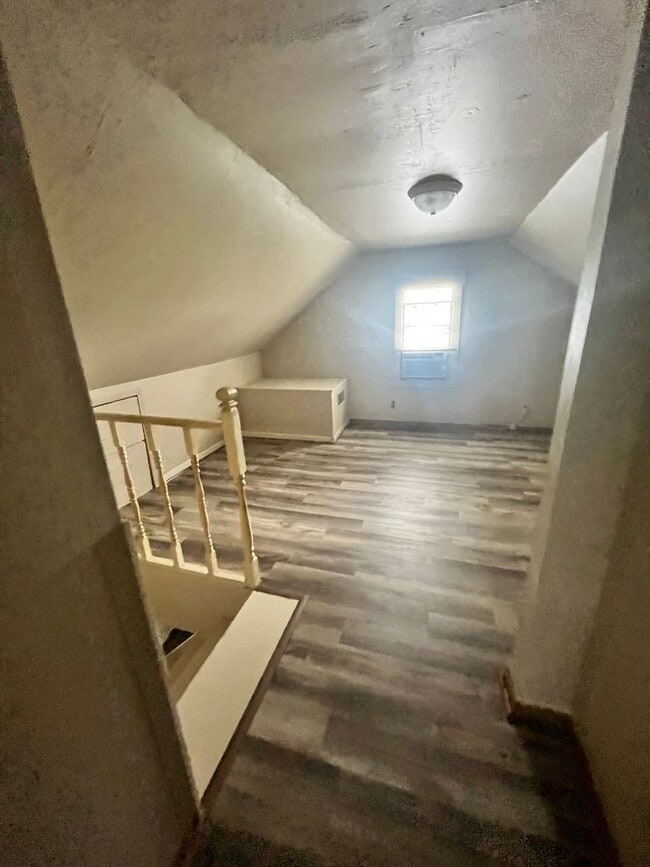 Building Photo - Beautiful 3/2 Farmhouse on Acreage with Ho...