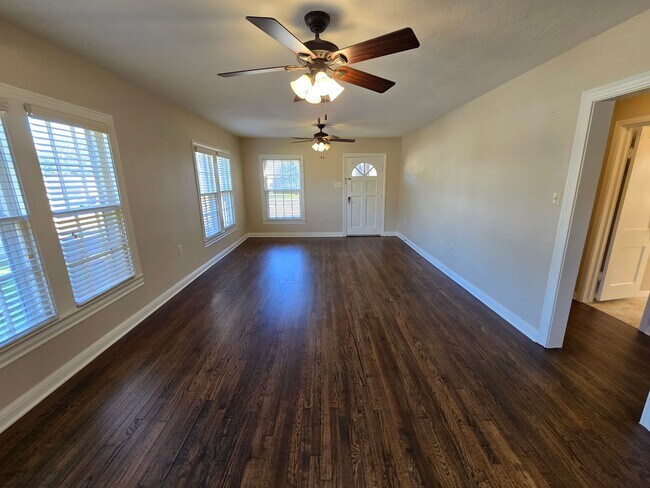 Building Photo - Spacious 3 Bedroom 2 Bath in Bryan!