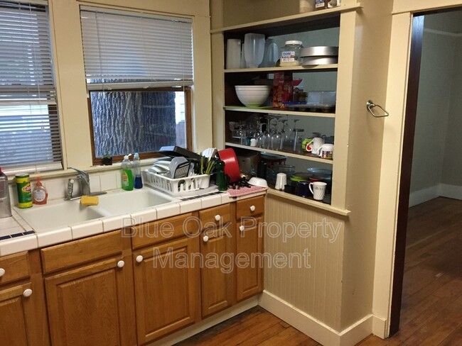 Building Photo - 1510 W 5th St