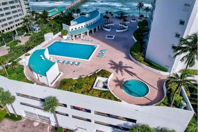 Building Photo - 16485 Collins Ave