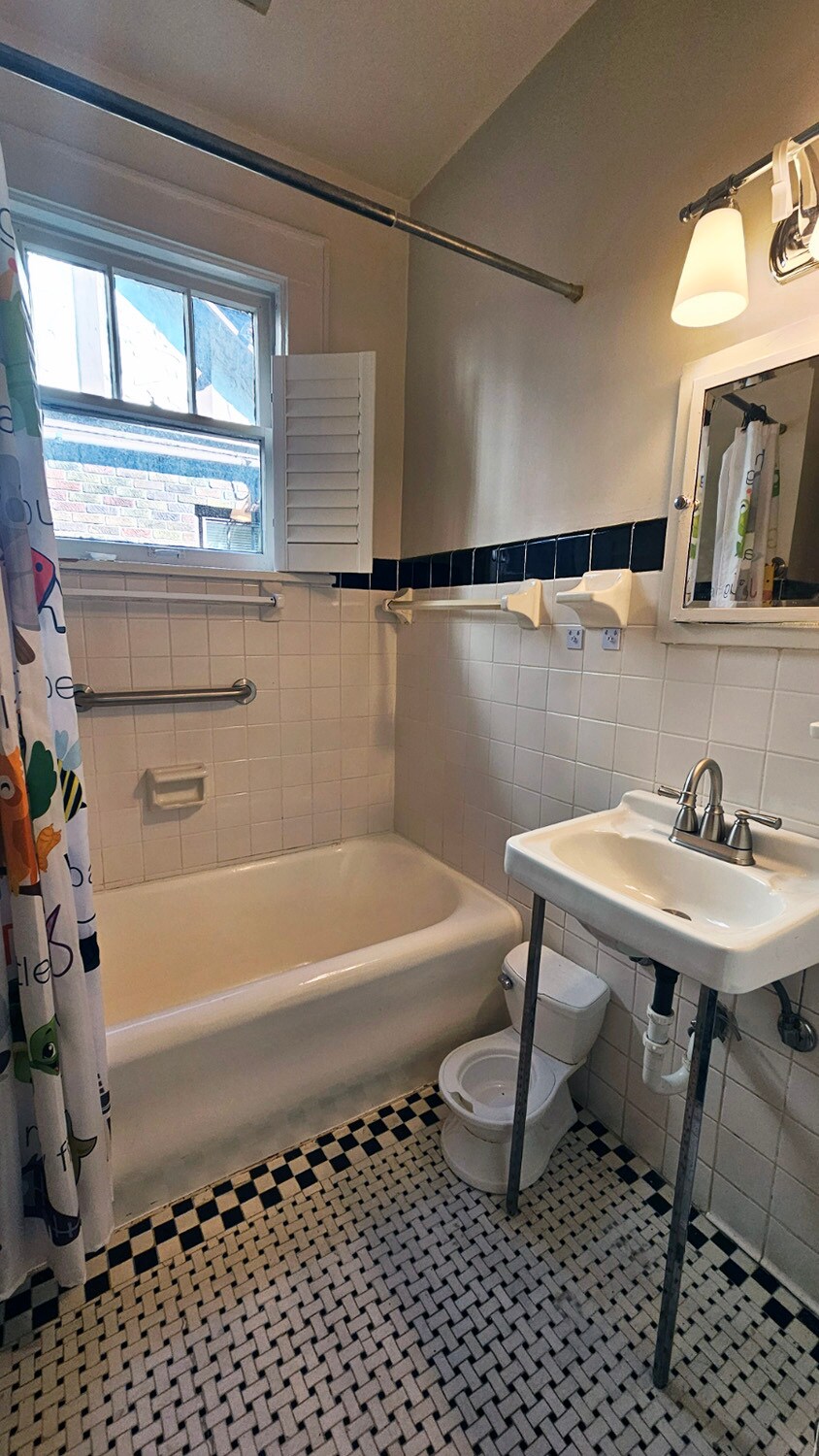 Building Photo - 2610 Woodlawn Dr