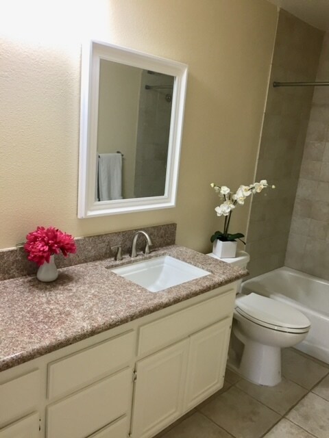 Master bathroom - 19168 Lahey St