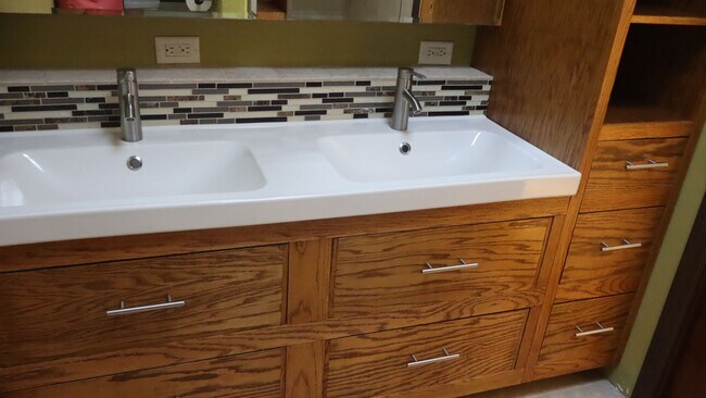 Building Photo - Spacious