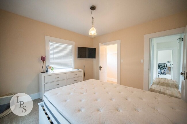 Building Photo - Beautifully Updated Fresno Tower Home, 3BR/2BA, plus Solar!!