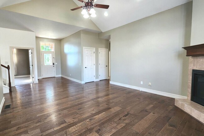 Building Photo - -NIXA- 5 bed 3 bath Home | TWO Large Maste...