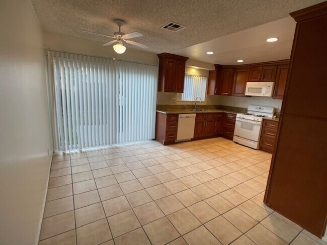 Building Photo - Moorpark 3 bed 2.5 bath Townhome close to Moorpark College