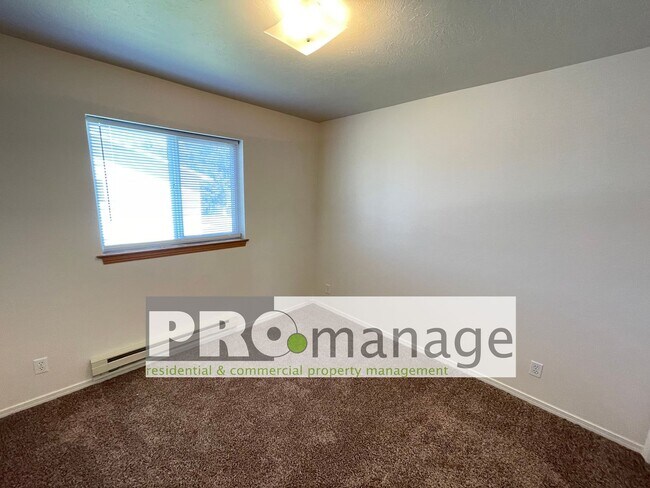 Building Photo - 3 Bed, 1 Bath Apartment w/ 1-Car Garage - Idaho Falls