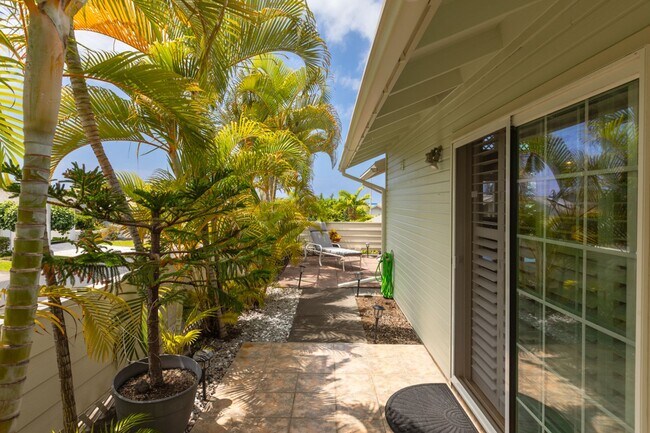 Building Photo - Furnished Home Close to Town