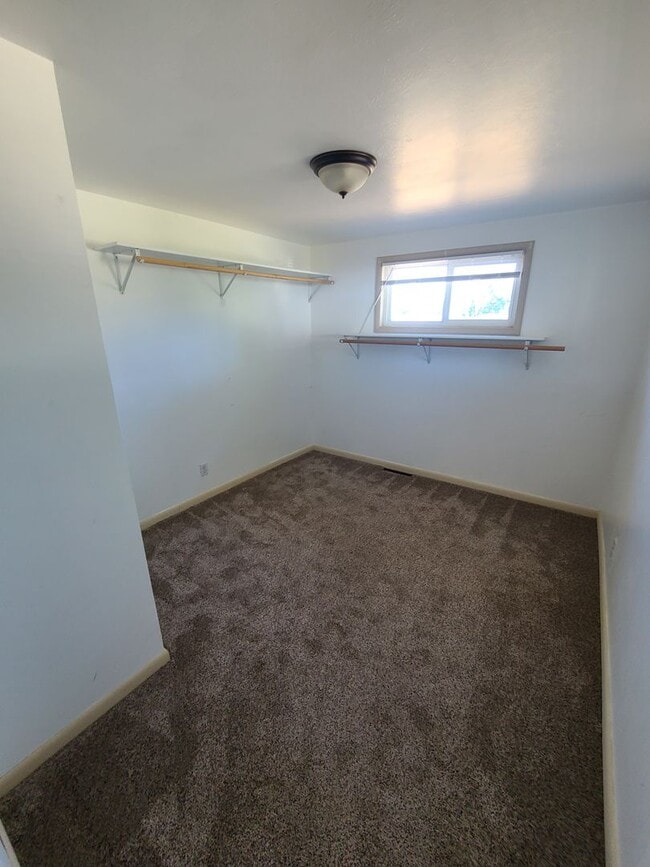 Building Photo - Large 2 Bedroom Home