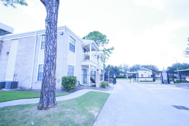 Building Photo - 2750 Holly Hall St