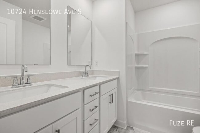 Building Photo - 10724 Henslowe Ave S