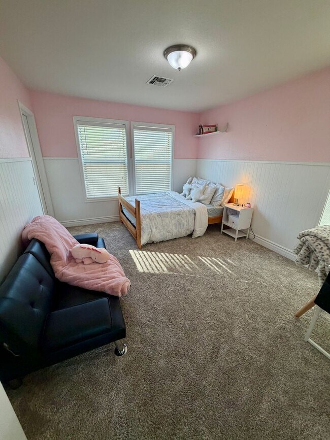 Building Photo - Spacious 6-bedroom, 2.5-bathroom home in Chandler, Welcome to the family friendly community of Su...
