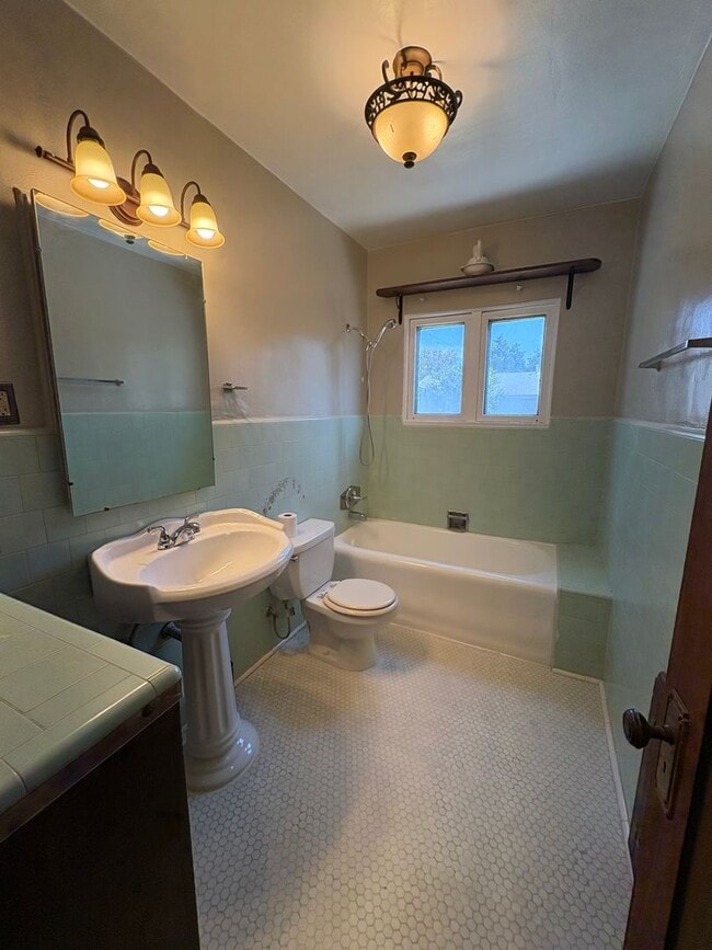 Building Photo - Charming Spanish Colonial house with huge ...