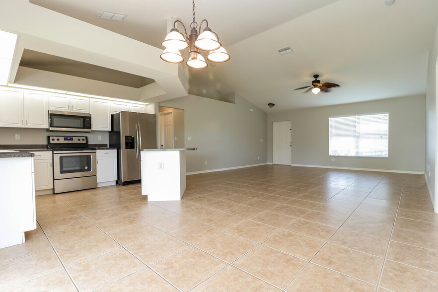 Building Photo - 800 SW 8th Pl