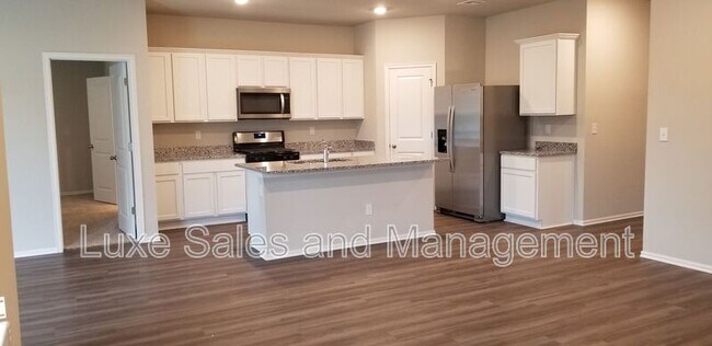 Building Photo - 3102 Debbie Ln
