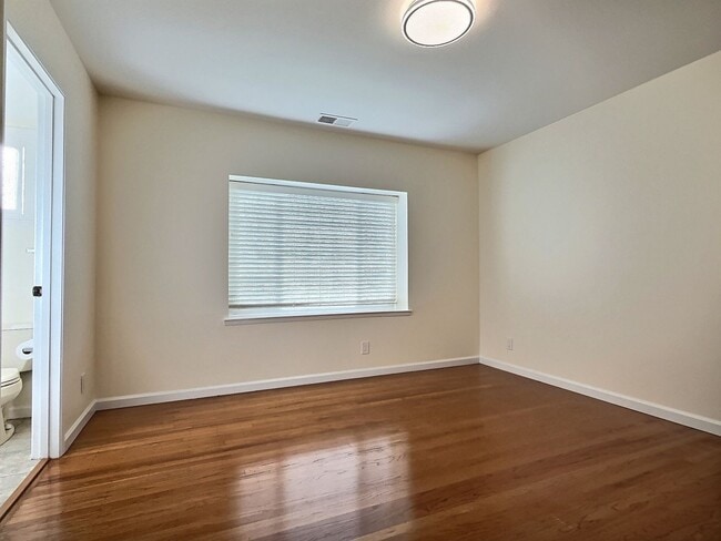 Building Photo - 3BD/2BA - Updated Charming Single Family H...