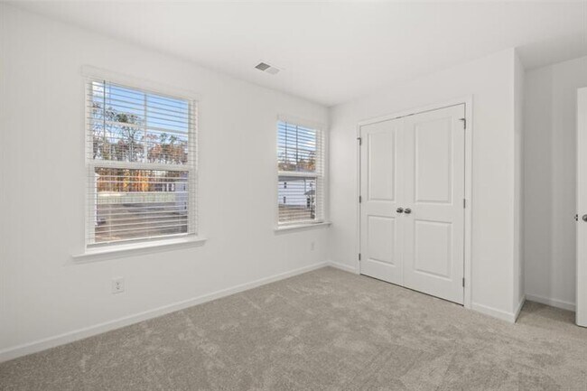 Building Photo - 874 Evergreen Rd