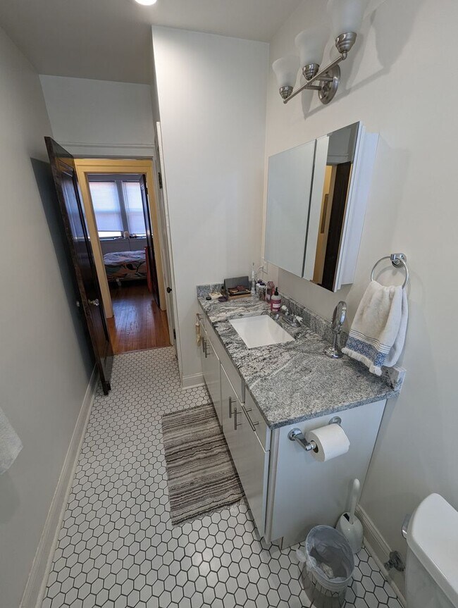 Building Photo - Spacious 1 BR - New Renovation Near the La...