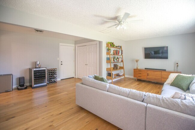 Building Photo - SE Portland 3 Bedroom Home with Amazing Ou...