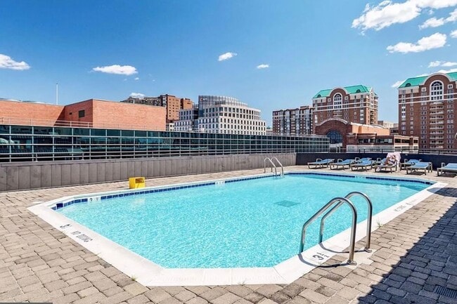 Building Photo - Amazing 1 Bedroom 1 Bathroom Condo With Su...