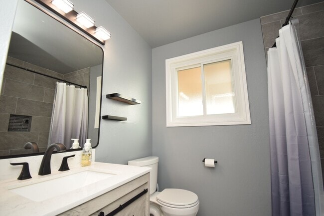 Building Photo - Comfortable Kearns 4-Bed Home with Spacious layout & Private Yard