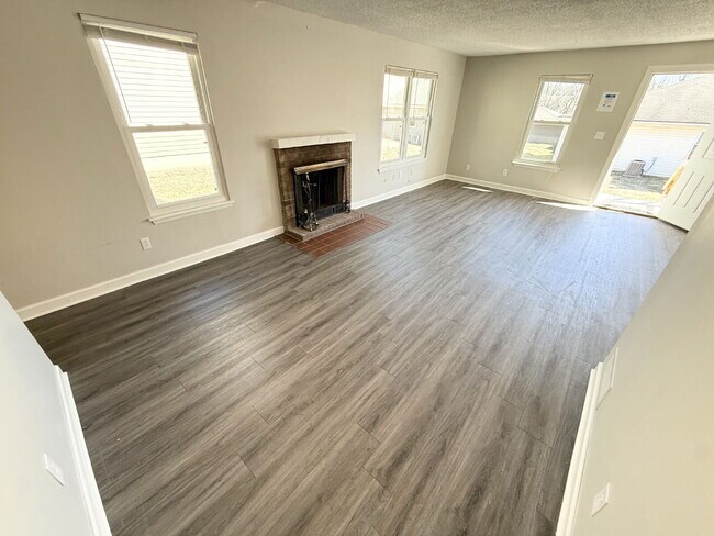 Building Photo - Updated 2 Bedroom/1 Bath Apartment in Parkville *READY NOW*