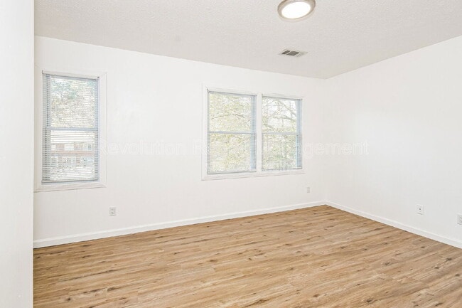 Building Photo - 1301 Sweet Pine Dr