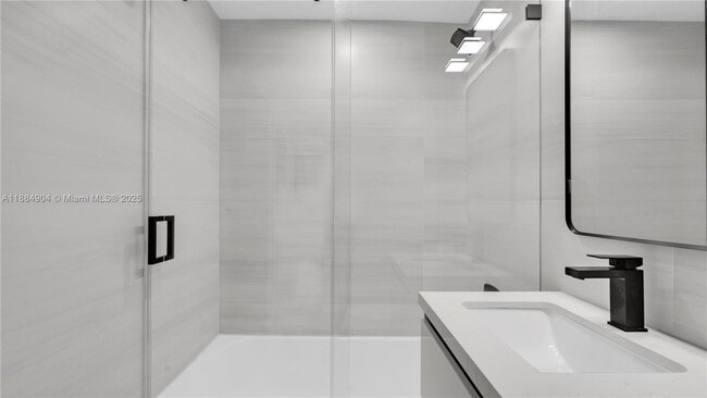 Building Photo - 2413 Gulfstream Ln