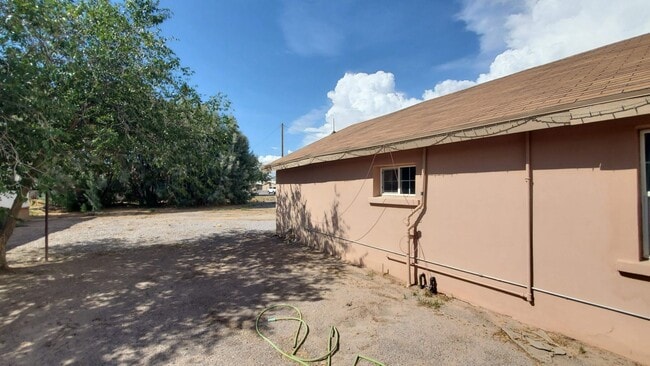 Building Photo - 2 bedroom, 1 bath Home!