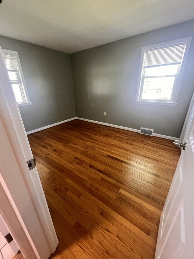 Building Photo - Charming Brick Rancher for Rent