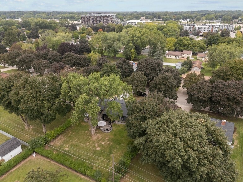 Building Photo - 1095 April Ln