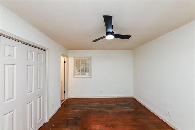 Building Photo - 210 Oak Dr SE