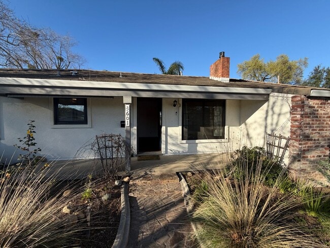 Building Photo - 3 Bed / 1.5 Bath | Thornwood Terrace Home Available Now