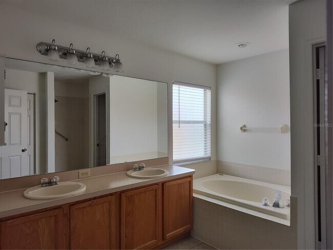 Building Photo - 27536 Breakers Dr