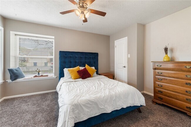 Building Photo - 2907 Broadmoor Dr