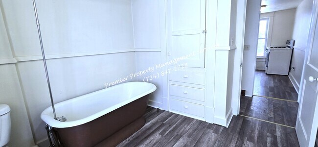 Building Photo - 1047 Beckford St