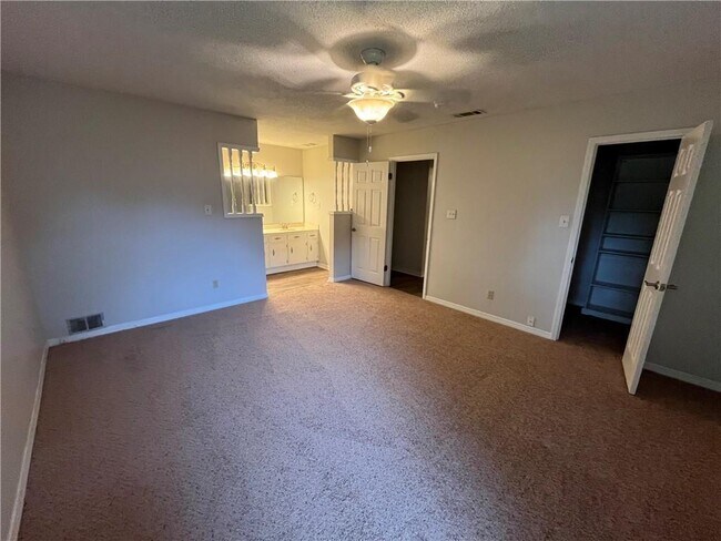 Building Photo - 562 Barcelona Dr