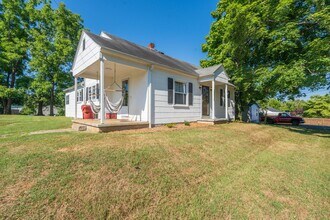Building Photo - 3 bed and 1 bath farm house in Johnson City