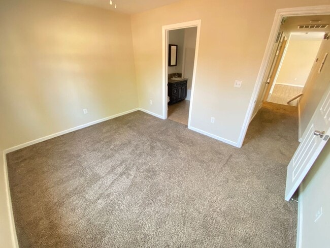 Building Photo - Modern 3-bedroom, 2-bath apartment