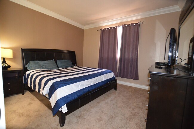 Building Photo - 230 E Flamingo Rd