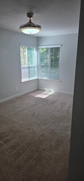 Master Room - 985 Juniper Ct