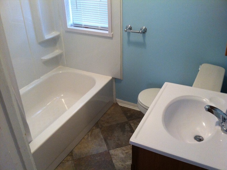 Building Photo - 926 E 8th St