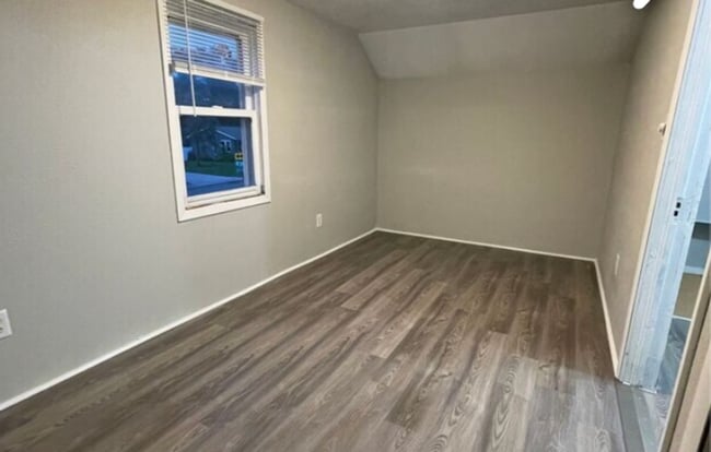 Building Photo - Spacious 4-Bed Home with 2-Car Garage & Backyard in the Heart of Onalaska!