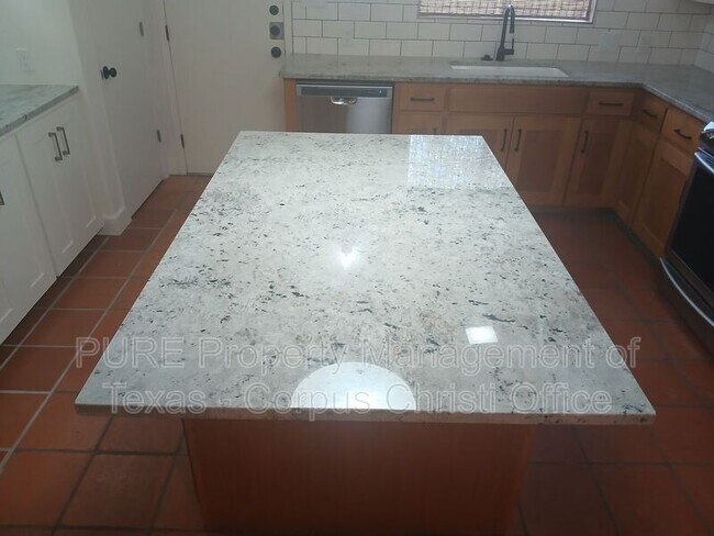 Building Photo - 730 Bradshaw Dr