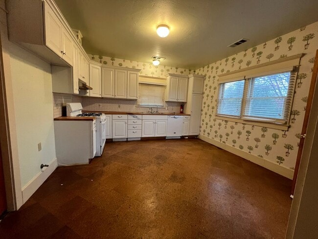 Building Photo - Country Home