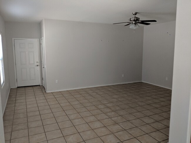 Building Photo - 3 Bedroom and 2 Bath Red Rock Rental.