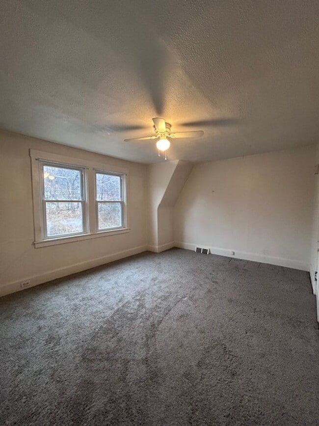 Building Photo - 2 Bedroom House - Available Now!