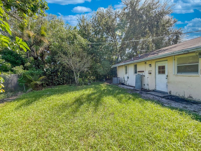 Building Photo - 3075 Floweva St