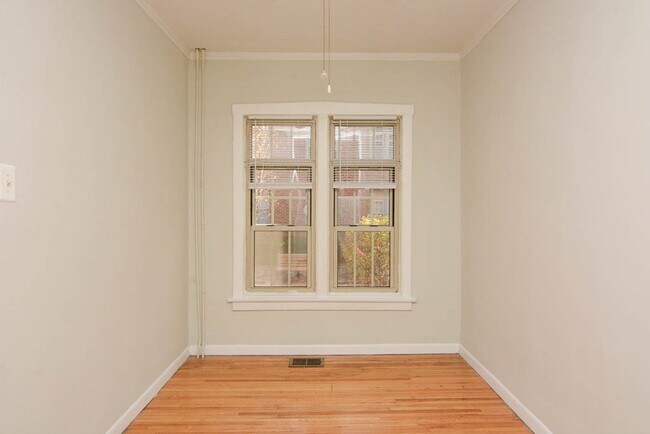 Building Photo - 629.5 W Barry Ave